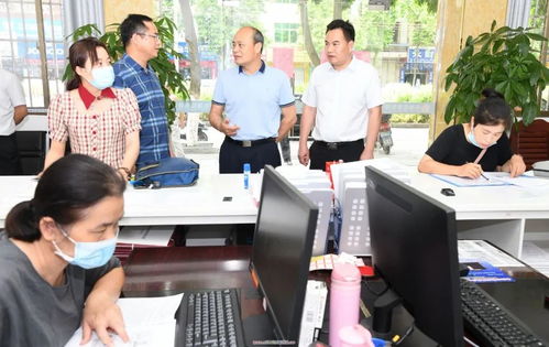 優(yōu)化營(yíng)商環(huán)境 助力經(jīng)濟(jì)發(fā)展 莫若鋒在服務(wù)窗口調(diào)研時(shí)強(qiáng)調(diào)增強(qiáng)服務(wù)意識(shí)，提高服務(wù)效能